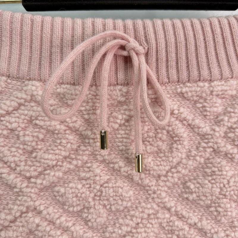 l0vis Vvtt0n sweaters